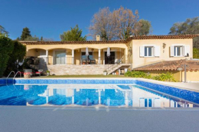 Family house with swimming pool parking space and pétanque court!